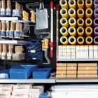 Gut organisierte Werkstatt- oder Lagerwand mit verschiedenen Maler- und Handwerksutensilien