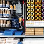 Gut organisierte Werkstatt- oder Lagerwand mit verschiedenen Maler- und Handwerksutensilien