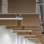 Rechteckige Hanfpaneele, die aus der Decke ragen