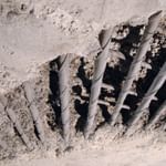 Nahaufnahme von freiliegenden Stahlstangen in Beton