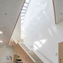 Innenbereich der Anton Bruckner Privatuniversität mit Treppe