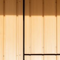 Nahaufnahme der Tannenholzfassade der Garage