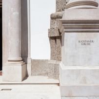 Säulenbasis mit der Aufschrift &quot;Kajetanerkirche&quot;