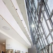 Halle der Anton Bruckner Privatuniversität mit Glasfront