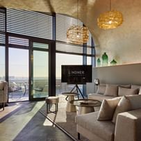 Graue Couch in einem gelb-goldenen Raum mit offener Terrassentür