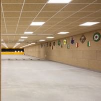 Lange Schießanlage mit Akustikpaneelen aus Hanf an Wänden und Decke