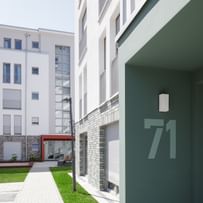 Grüner Eingang des Hauses Nummer 71