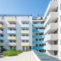 Schmale hohe Fenster mit türkiser Fassade