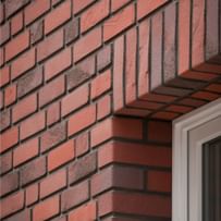 Detailaufnahme roter Verblender an Fensternische – handgemacht, strukturiert und echt