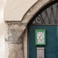 Eingangsbereich mit Briefkästen des Stadtvereins Salzburg