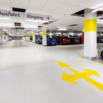 Ein- und Ausfahrtbeschilderung der Parkgarage