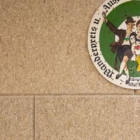 Nahaufnahme der Akustikpaneele aus Hanf mit hängendem runden Schießziel/Bild