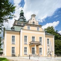 Villa mit davorstehenden geschlossenen Sonnenschirmen