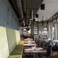 Grüne Sitzbank im Restaurant mit Holztischen 