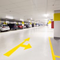 Gelbe Fahrbahnmarkierung nach rechts und geradeaus