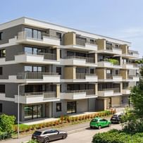 Zeitgemäßer Wohnbau mit klaren Linien – hochwertig gedämmt und lebensnah