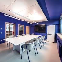 Offener Kreativraum mit hellgrauem Boden – modern, minimalistisch und einladend