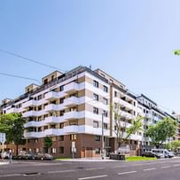 Großzügige Wohnanlage mit weißen Balkonen – energieeffizient und urban