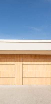 Tannenholzfassade des Garage des Wohngebäudes