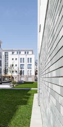 Klinkeroptik-Fassade und Blick auf die weiteren Gebäude