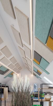 Decke mit bunten Hanfakustik-Platten