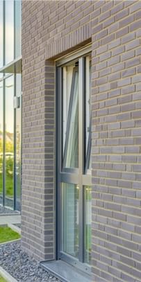 Helle Fassaden mit feinem Steindetail – klar, freundlich und modern inszeniert