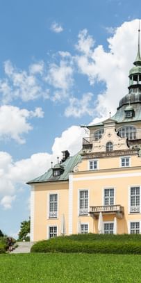Villa vom Nahen in grüner Umgebung