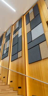 Moderne Wandgestaltung mit Hanfpaneelen in dunklen Tönen und stimmungsvoller Lichtführung
