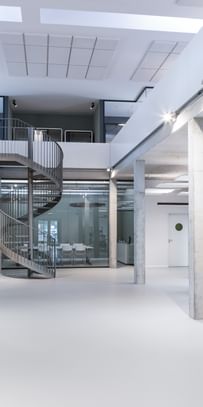 Lichtdurchflutetes Office mit klarer Linienführung und fugenlosem, elegantem Boden