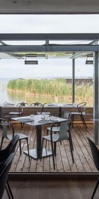 Tische im Restaurant mit Blick auf den Neusiedlersee