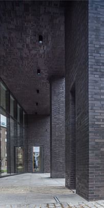 Architektur in Anthrazit mit markanter Textur – kraftvoll, elegant und monumental