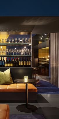 Blick auf die Bar mit Weinregal und Weingläsern