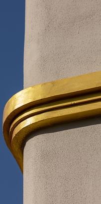 Goldene Elemente an der Hotelfassade
