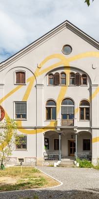 Rostige Stahlkonstruktion vor dem Eingangsbereich