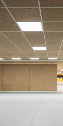 Ausblick auf den gesamten Schießraum mit Akustikpaneelen aus Hanf