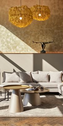 Graue Couch mit beige-grauen Beistelltischen