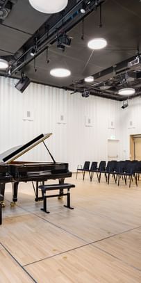 Vortragsraum der Anton Bruckner Privatuniversität mit Piano