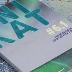 Magazin „UNIKAT #6.1“ mit glitzernder Prägung auf marmoriertem Hintergrund