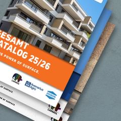 Katalog-Cover mit moderner Wohnhausfassade und Slogan „The Power of Surface“ in leuchtendem Orange