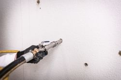 Injektionslanze, mit der der Mörtel zwischen Wand und Dämmung gebracht wird