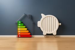 Haus mit Effizienzskala und Heizkörper als Sparschwein – Energie sparen mit System