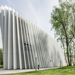 Aussenansicht der Anton Bruckner Privatuniversität mit Bäumen