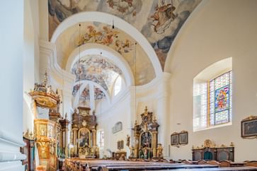 Pfarrkirche Arbesbach von Innen mit goldenen Verzierungen und religiösen Deckenbildern