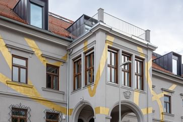 Gold-verzierte Fassade und Blick auf den Balkon
