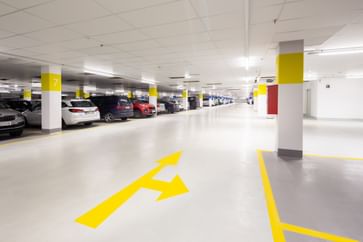 Gelbe Fahrbahnmarkierung nach rechts und geradeaus