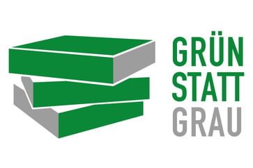 Logo von "Grün statt Grau", das drei übereinanderliegende grüne und graue Quader zeigt, begleitet von dem Schriftzug "GRÜN STATT GRAU" in einer modernen Schriftart.