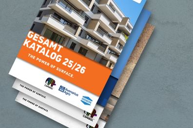 Katalog-Cover mit moderner Wohnhausfassade und Slogan „The Power of Surface“ in leuchtendem Orange