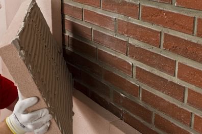 Innendämmung, die an eine Fassade in Klinkeroptik angebracht wird
