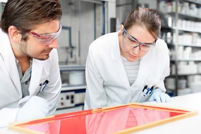 Zwei Forschende im Labor – mit Präzision, Neugier und Leidenschaft für Innovation.
