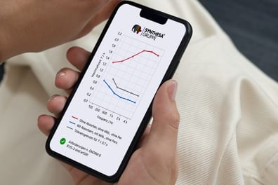Smartphone zeigt Akustikmessung mit Kurvendiagramm – digitale Unterstützung für Planungsprofis